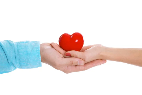 Paar handen met rood hart — Stockfoto