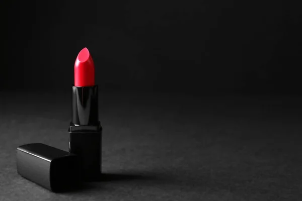 Lápiz labial rojo brillante — Foto de Stock