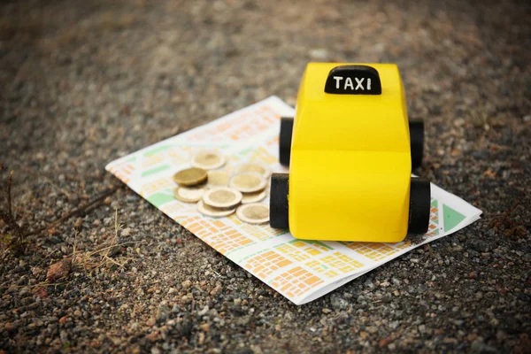 Gele speelgoed taxi met kaart — Stockfoto