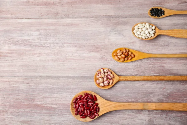 Surtido de habichuelas en cucharas — Foto de Stock