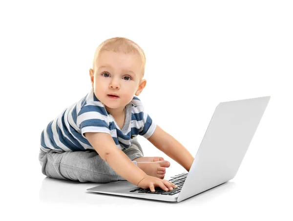Carino bambino ragazzo con computer portatile — Foto Stock