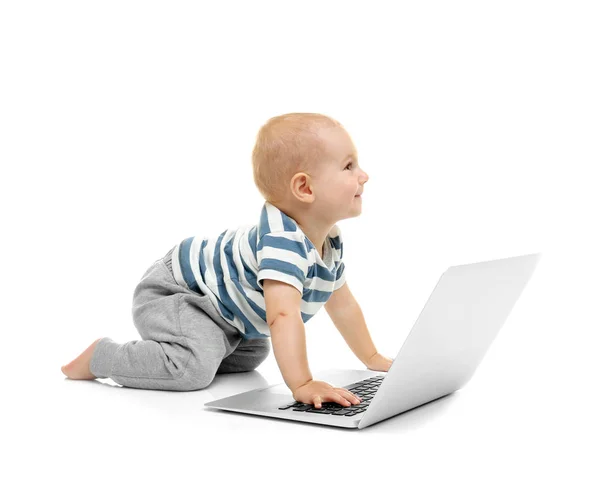 Χαριτωμένο μωρό αγόρι με φορητό υπολογιστή — Φωτογραφία Αρχείου