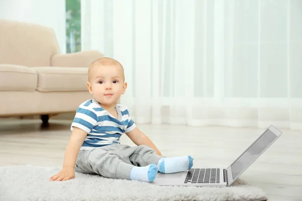 Mignon bébé garçon avec ordinateur portable — Photo