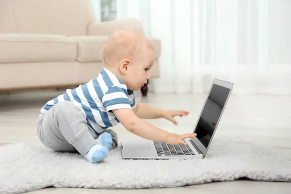 Lindo bebé niño con portátil — Foto de Stock