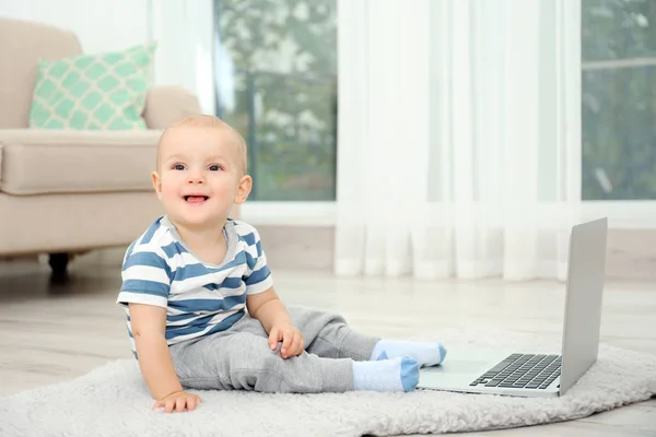 Carino bambino ragazzo con computer portatile — Foto Stock