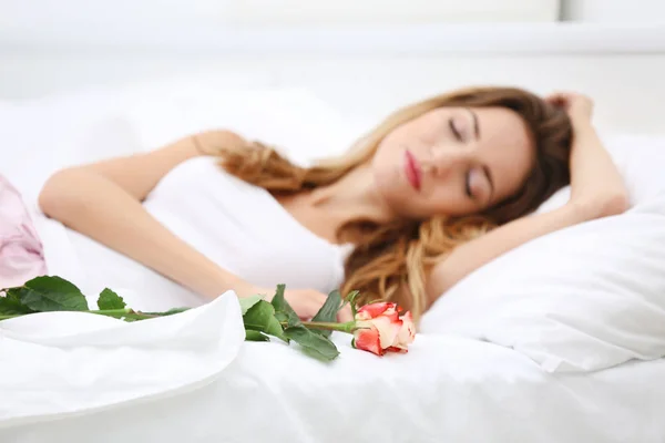 Young woman with fresh rose — Stock Photo, Image