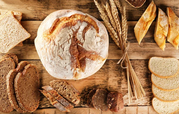 Different types of fresh bread — Stock Photo, Image