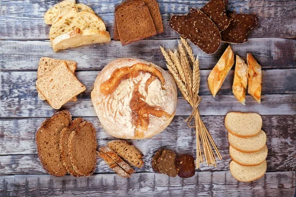 Different types of fresh bread — Stock Photo, Image