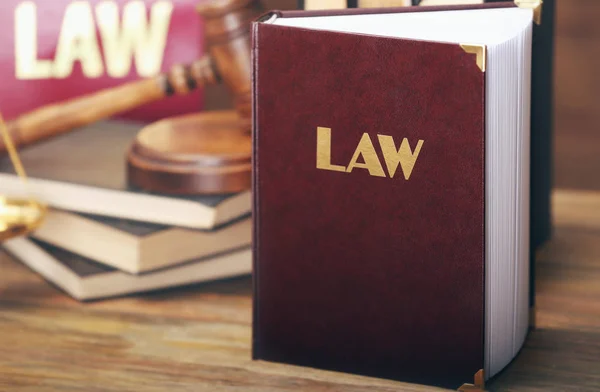 Hukuk kitabı masada — Stok fotoğraf