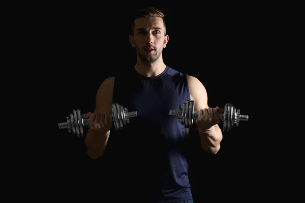 Homem fazendo exercícios com halteres — Fotografia de Stock