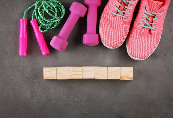 Baskets, corde à sauter et cubes — Photo