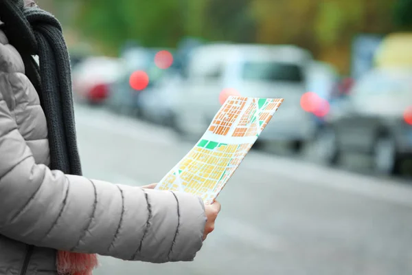 Młoda kobieta gospodarstwa mapę — Zdjęcie stockowe