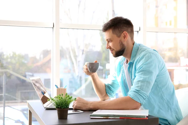 Ung mand, der arbejder med laptop - Stock-foto