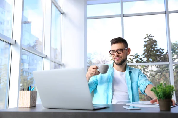 Giovane che lavora con il computer portatile — Foto Stock