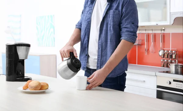 Homme préparant le café — Photo