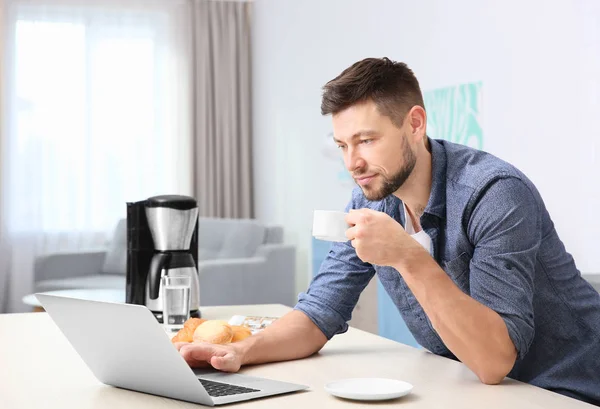 Przystojny młody mężczyzna pijący kawę — Zdjęcie stockowe