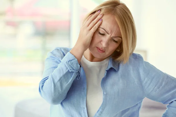 Žena trpící bolestí hlavy — Stock fotografie