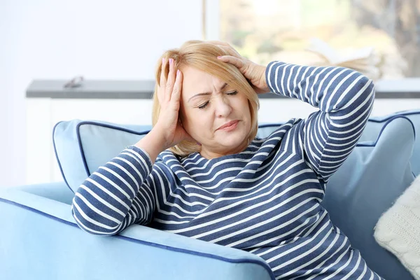 Mujer mayor que sufre de dolor de cabeza —  Fotos de Stock