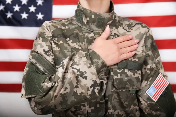 Soldado de la mano en el corazón — Foto de Stock