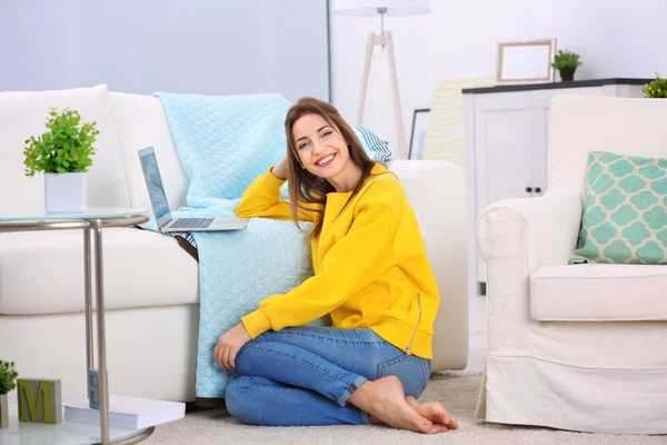 Junge schöne Frau mit Laptop — Stockfoto