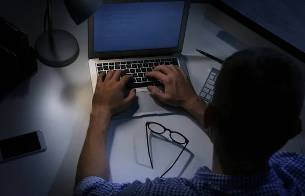 Joven programador trabajando en casa — Foto de Stock