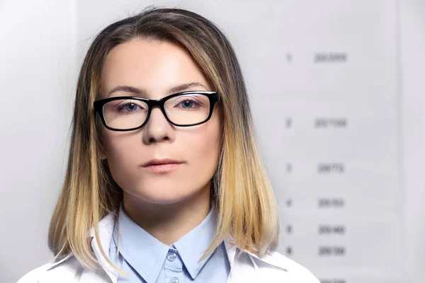 Jeune femme sur la carte de test de la vue — Photo
