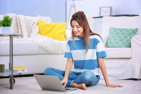 Jovem mulher com laptop — Fotografia de Stock