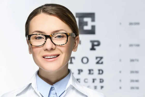 Jeune femme sur la carte de test de la vue — Photo