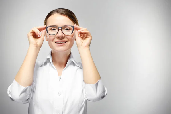 Jonge vrouw met bril — Stockfoto