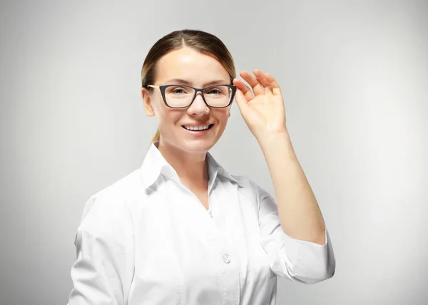 Ung kvinna med glasögon — Stockfoto