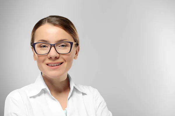 Wanita muda dengan kacamata — Stok Foto