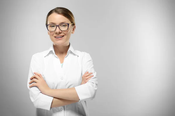 Ung Kvinna Grå Bakgrund — Stockfoto