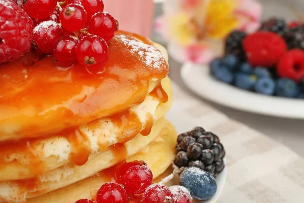 Delicious pancakes with berries — Stock Photo, Image