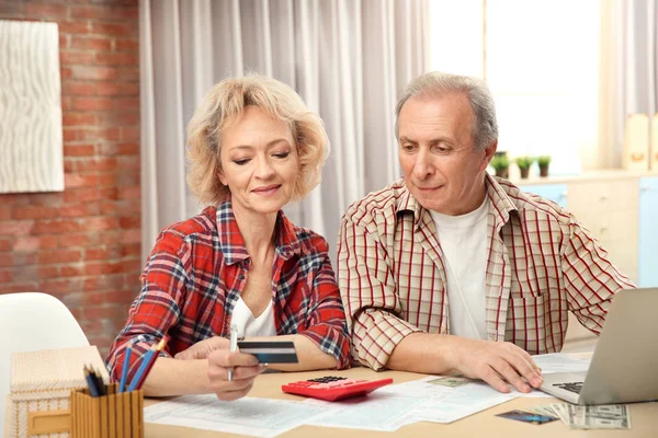 Couple calculating taxes — Stock Photo, Image