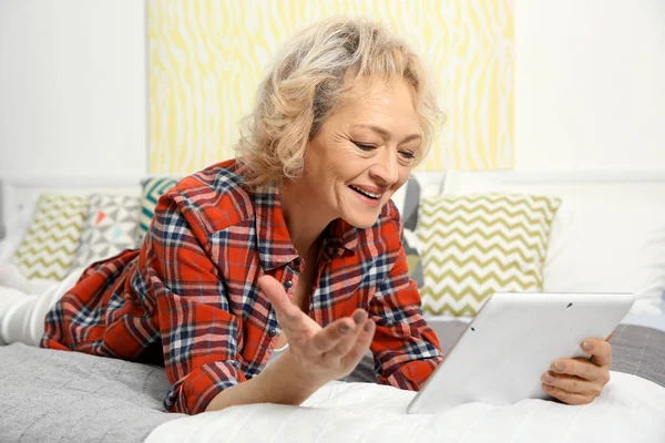 Mujer haciendo videollamada — Foto de Stock