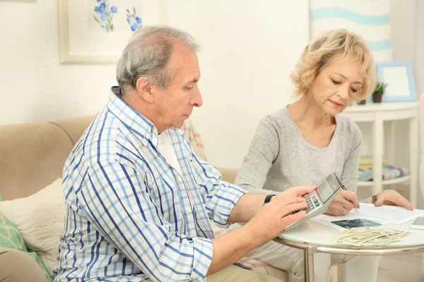 Casal calculando impostos — Fotografia de Stock