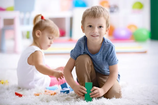 Söt liten pojke spelar — Stockfoto