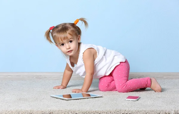 Милая Маленькая Девочка Планшетным Компьютером Мобильным Телефоном Дома — стоковое фото