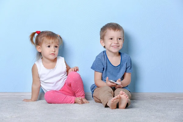 Lindos niños divertidos — Foto de Stock