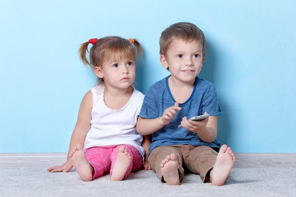 Lindos niños divertidos —  Fotos de Stock