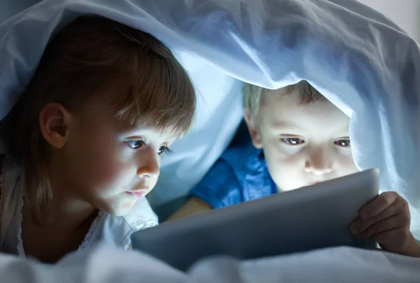 Carino Bambini Piccoli Sdraiati Sotto Coperta Con Tablet Computer — Foto Stock