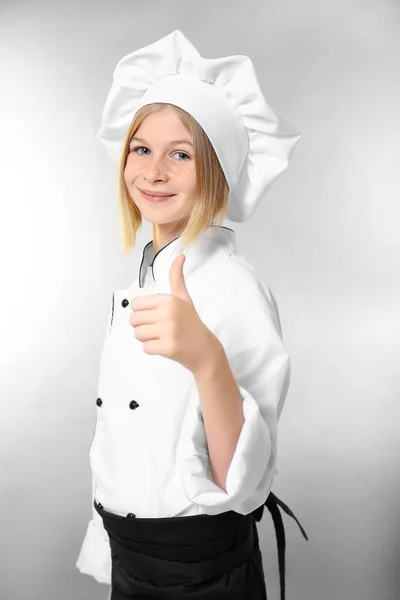 Χαριτωμένο κορίτσι με τη στολή του σεφ — Φωτογραφία Αρχείου