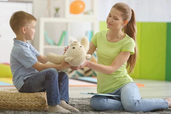 Psicologa femminile che lavora con il ragazzo — Foto Stock