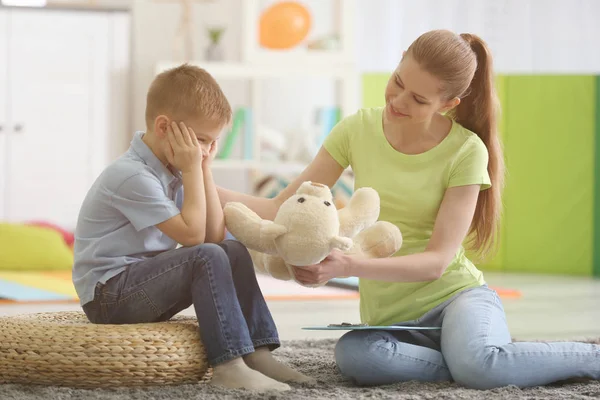 Kobiece psycholog pracuje z chłopcem — Zdjęcie stockowe