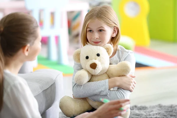 Psicologa femminile che lavora con la ragazza — Foto Stock