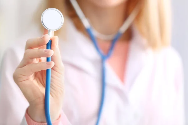 Naislääkäri stetoskoopilla — kuvapankkivalokuva