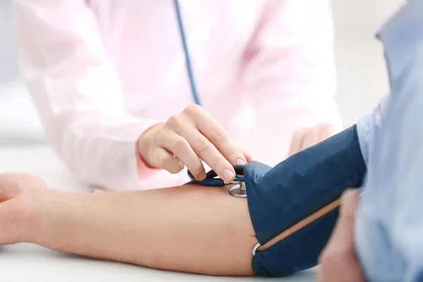 医生测量血压 — 图库照片