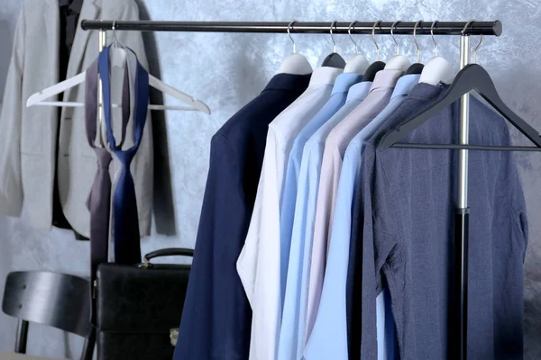 Cabides de roupas com camisas masculinas — Fotografia de Stock
