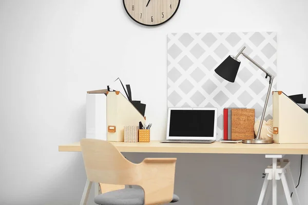 Pohodlné pracovní stůl v moderním pokoji — Stock fotografie