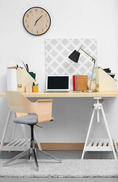 Wygodny stół roboczy w nowoczesnym pokoju — Zdjęcie stockowe